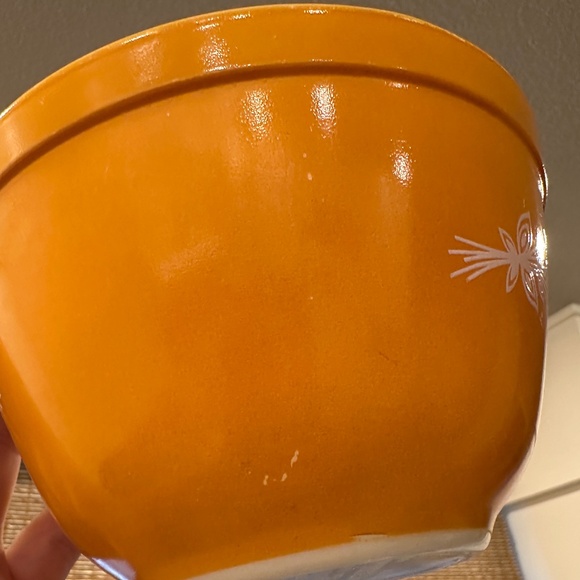 PYREX 401 Butterfly orange w/white flowers nesting round bowl USA, 750ML - Picture 5 of 7